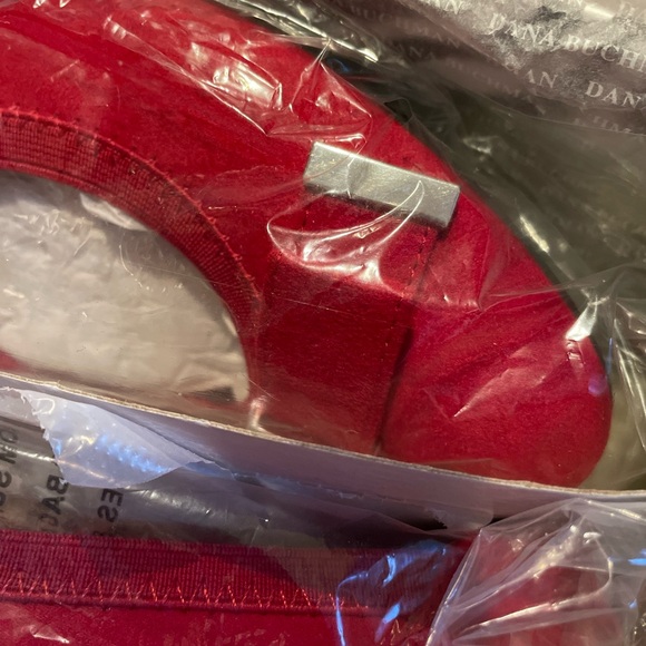 Dana Buchman NEW in Box Comfort Pump in Size 10, 1” Wedge Heel. Beautiful Red - Picture 4 of 14